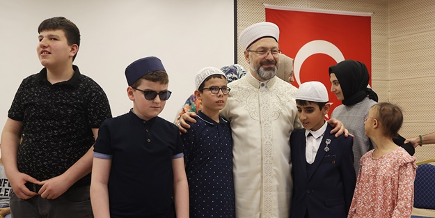 Diyanet İşleri Başkanı Erbaş, görme engelli hafızlık öğrencilerinin yıl sonu etkinliğine katıldı