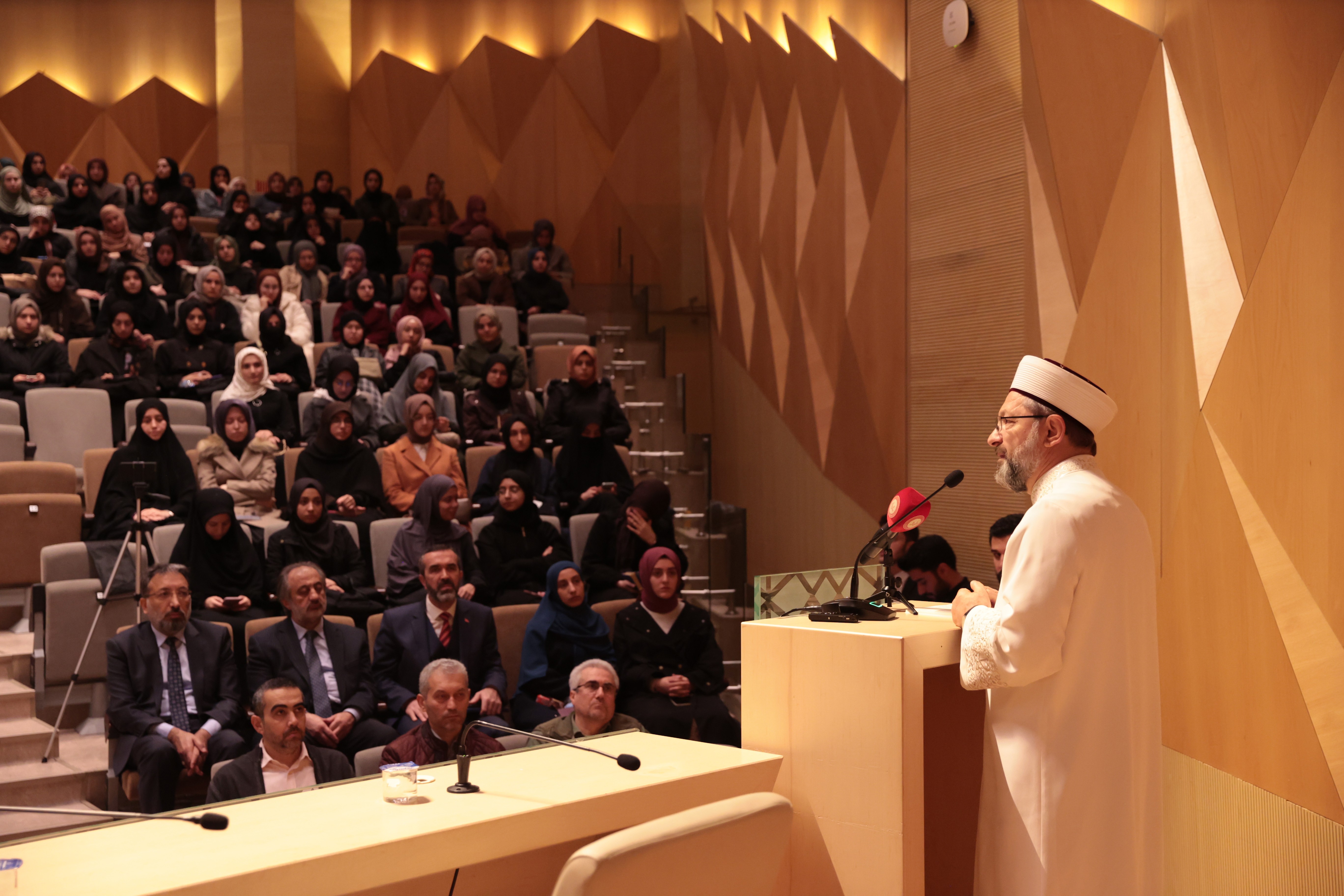 Diyanet İşleri Başkanı Erbaş, İstanbul’da İlahinet Kulübü öğrencileri ile bir araya geldi