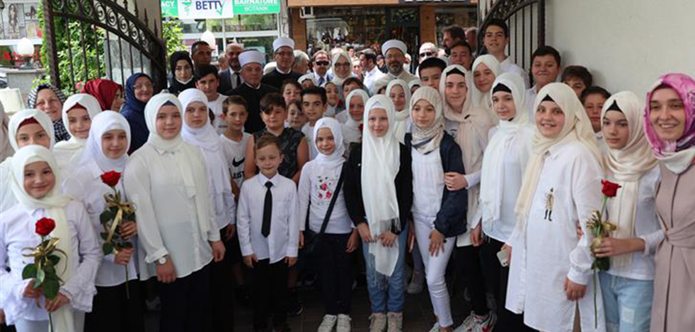 Diyanet İşleri Başkanı Erbaş Makedonya'da Gostivarlılarla buluştu