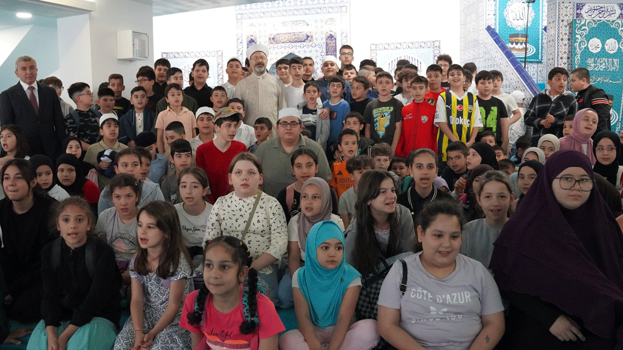 Diyanet İşleri Başkanı Erbaş, Viyana'da Kur'an kursu öğrencileriyle buluştu: Namaz dinin direğidir