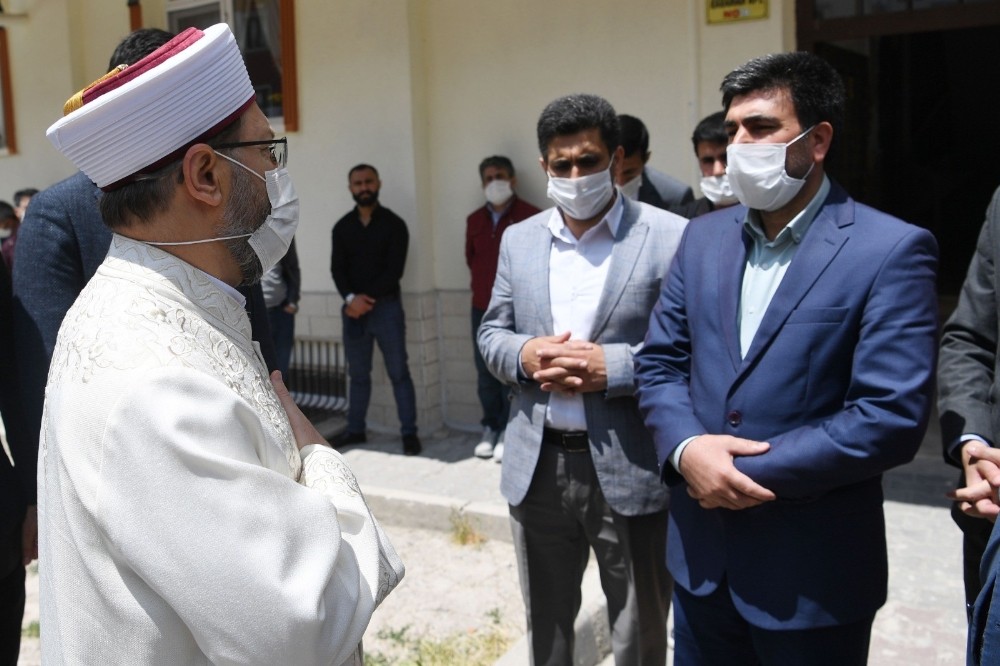 Diyanet İşleri Başkanı Erbaş’tan Barış Çakan’ın ailesine taziye ziyareti 