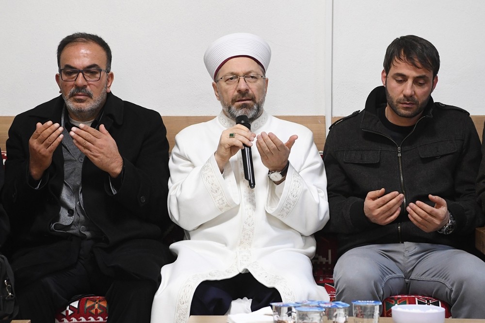 Diyanet İşleri Başkanı Erbaş’tan depremde yakınını kaybedenlere taziye ziyareti 