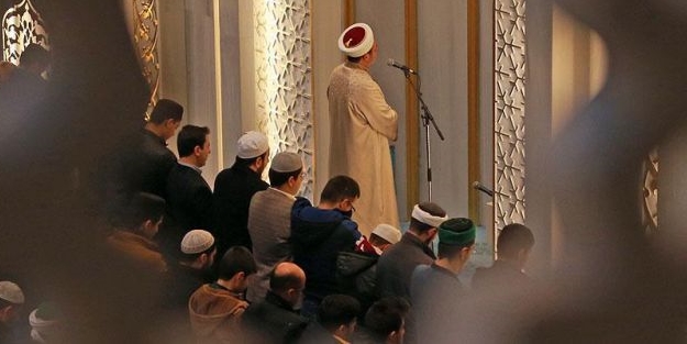 Diyanet İşleri Başkanı Görmez, namazını gençlerle kıldı