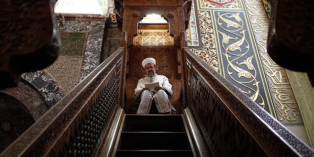 Diyanet İşleri Başkanı'nın dizleri titredi