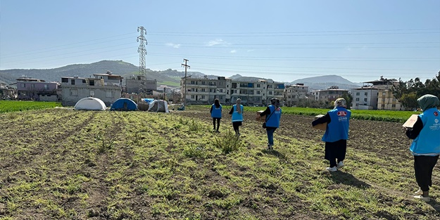 Diyanet İşleri Türk İslam Birliği gönüllüleri, Hatay'da oyuncak dağıttı