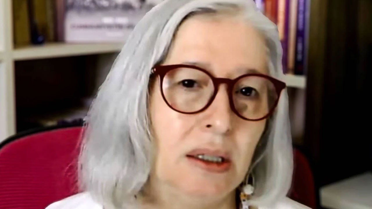 Diyanet’i bahane edip başını açan Berrin Sönmez’e cevap! ‘İstersen bacaklarını da aç’