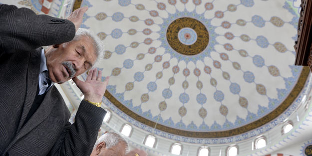 Diyanet'ten teravih kıldıran imamlara 