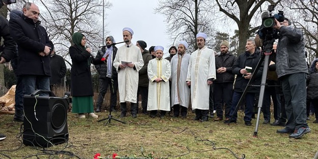 Diyanet'ten Stocholm'de protesto! Yüce Kur'an okundu, karanfiller dağıtıldı