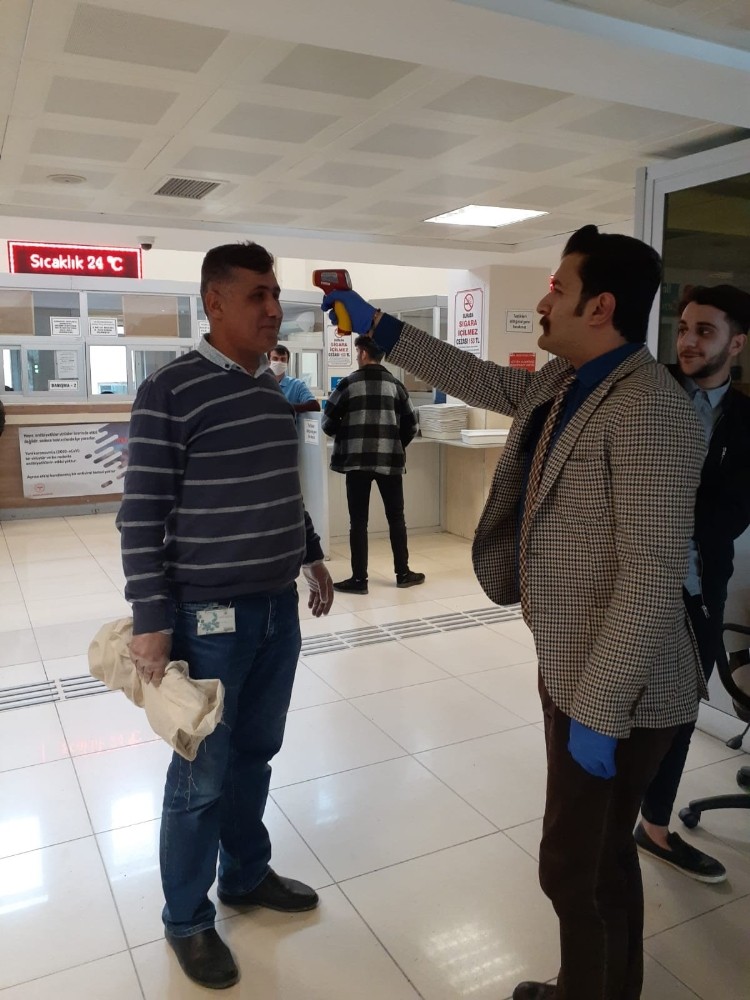 Diyarbakır Adliyesinde vatandaşlar kızılötesi ateş ölçer cihazla kontrol ediliyor 
