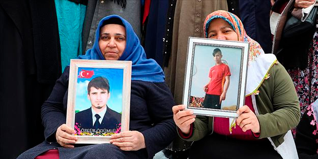 Diyarbakır anneleri HDP’lilerin tutuklanmasını sevinçle karşıladı