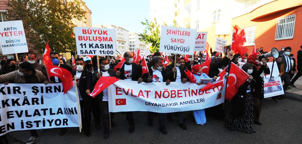 Diyarbakır anneleri şehitler için yürüdü: PKK/HDP’ye lanet yağdı!