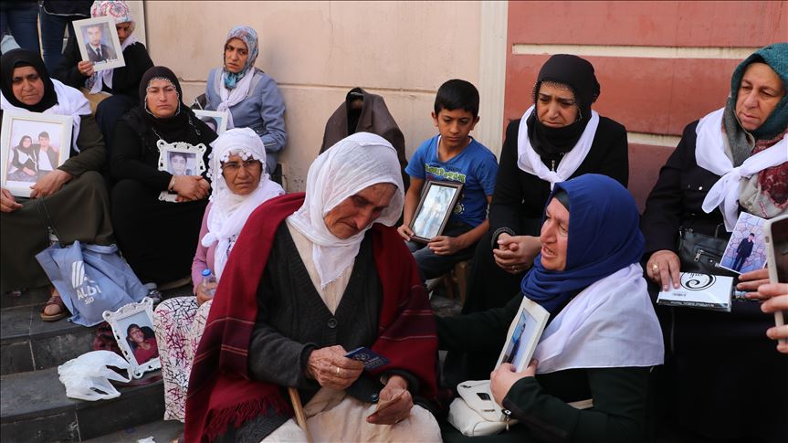 Diyarbakır annelerinden HDP Diyarbakır İl Başkanlığı hakkında suç duyurusunda bulundular
