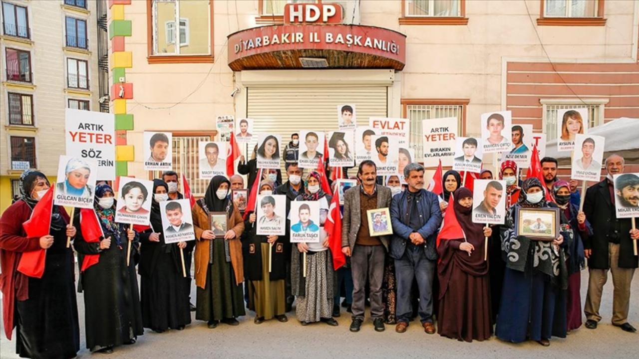 Diyarbakır annelerini bedduası tuttu! DEM Parti oturma eyleminde