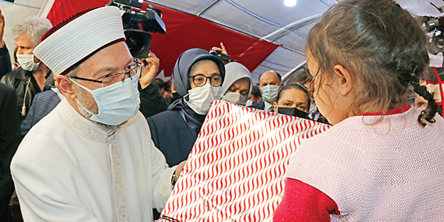 Diyarbakır annelerini ziyaret eden Diyanet İşleri Başkanı Ali Erbaş’tan gençlere çağrı: Sizi kandıranları değil anne babanızı dinleyin