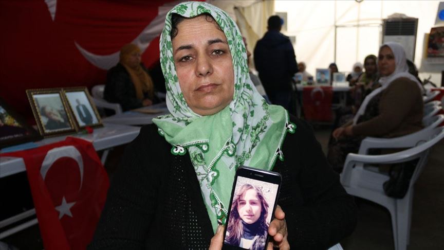 Diyarbakır annelerinin evlat nöbetine bir aile daha katıldı