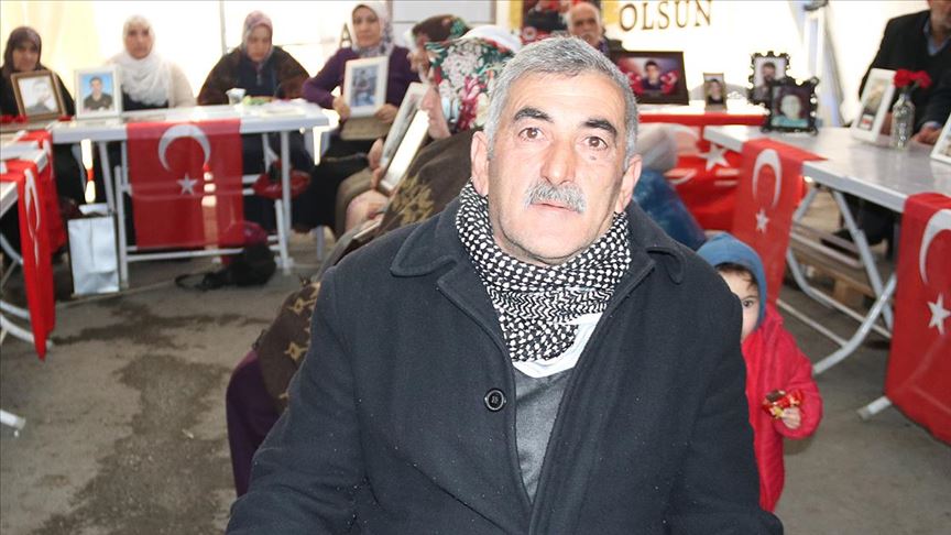 Diyarbakır annelerinin evlat nöbetine bir aile daha katıldı