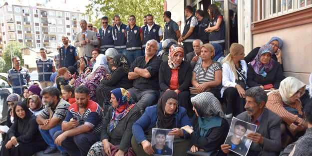 Diyarbakır annelerinin HDP önündeki nöbeti sürüyor