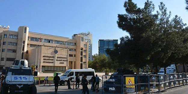 Diyarbakır Belediyesi'ne atanan kayyım göreve başladı