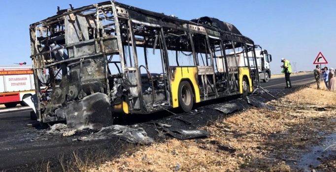 Diyarbakır Belediyesi'nin otobüsü alev aldı