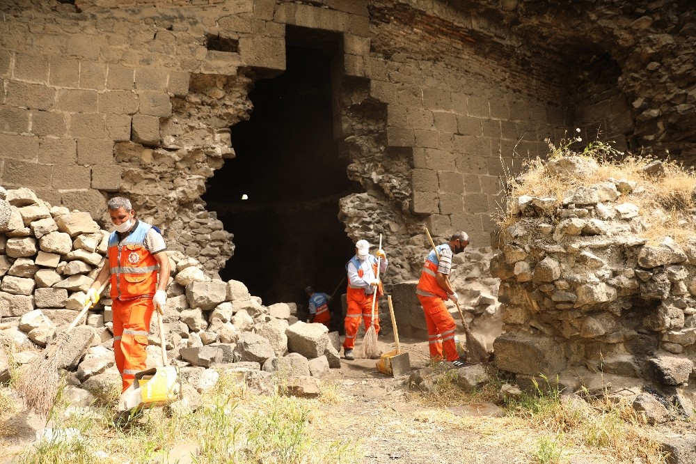 Diyarbakır Büyükşehir Belediyesi tarihi sur ve burçlarda temizlik çalışması başlattı 