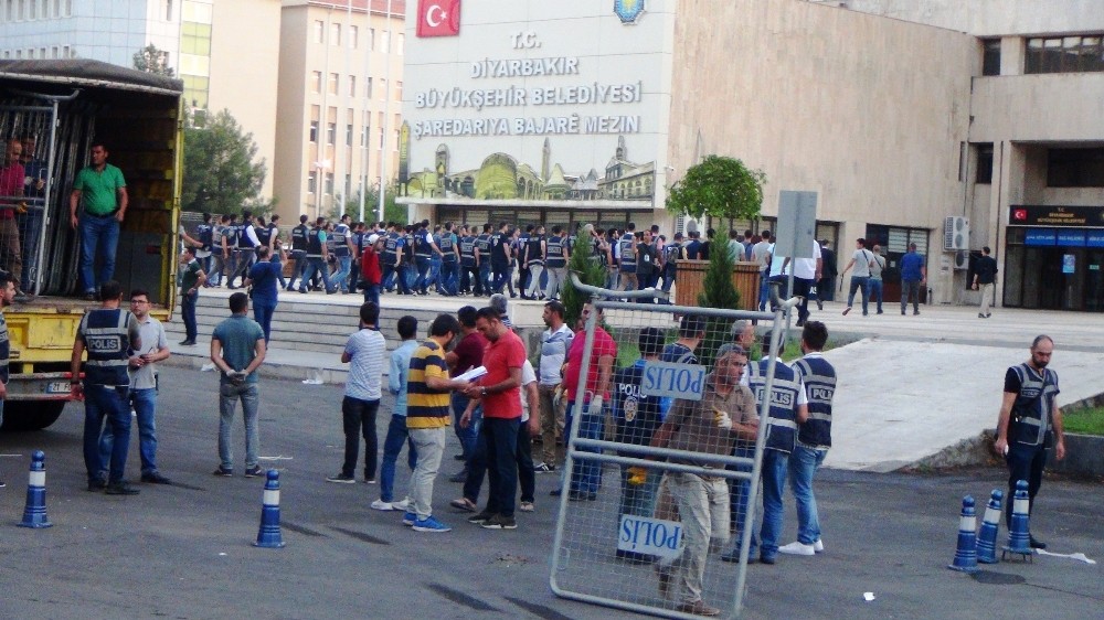 Diyarbakır Büyükşehir Belediyesinde polis hareketliliği 