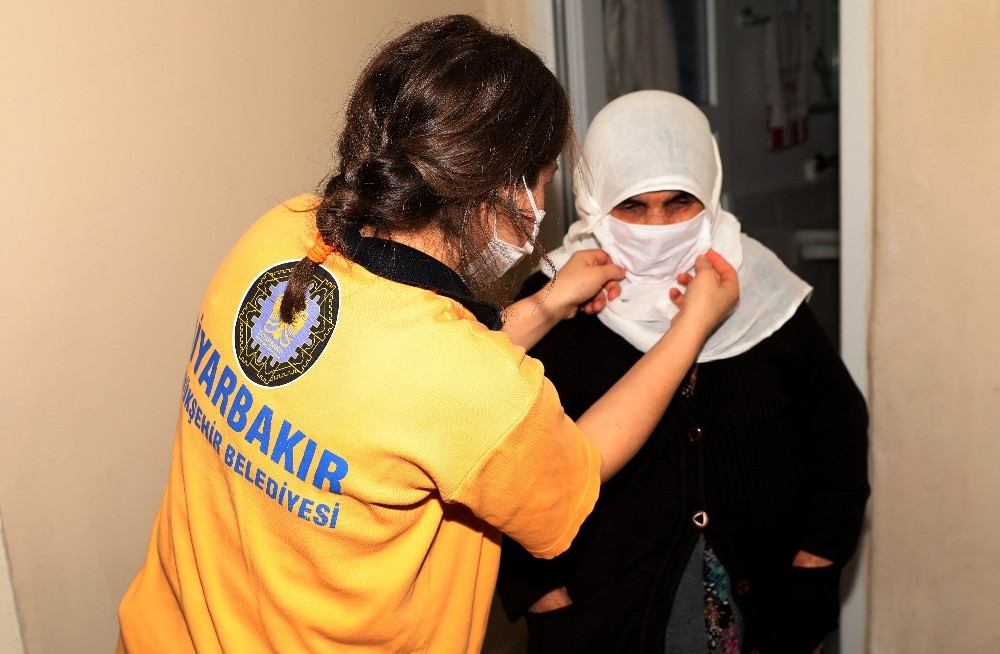 Diyarbakır Büyükşehir Belediyesinden yaşlılara koruyucu maske ve kolonya dağıtımı 