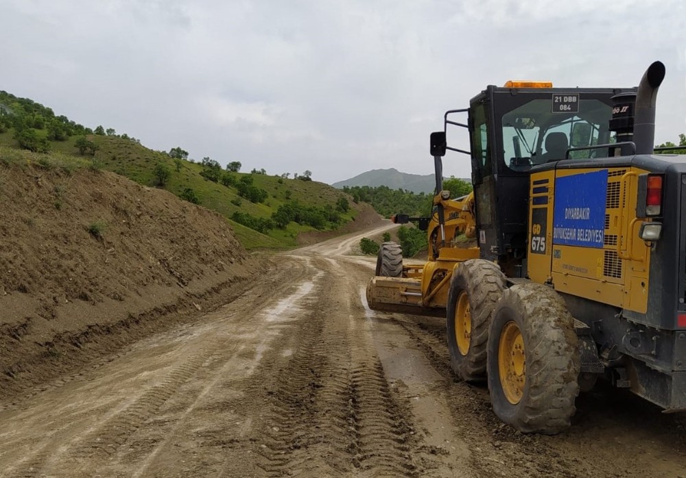 Diyarbakır Büyükşehir Belediyesinden yol bakım seferberliği 