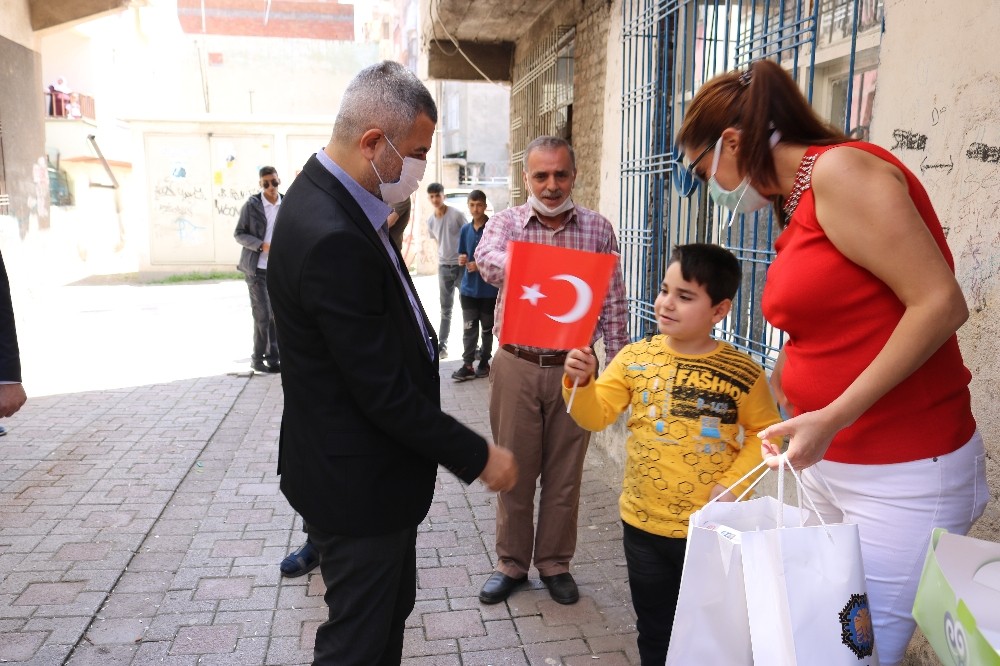 Diyarbakır İl Milli Eğitim Müdürü Taşçıer çocukların bayramını evlerinde kutladı 