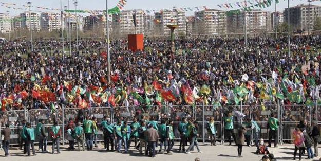 Diyarbakır 'Nevruz'u PKK propagandasına dönüştü!