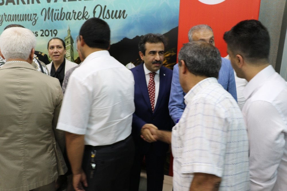 Diyarbakır protokolü halkla bayramlaştı 