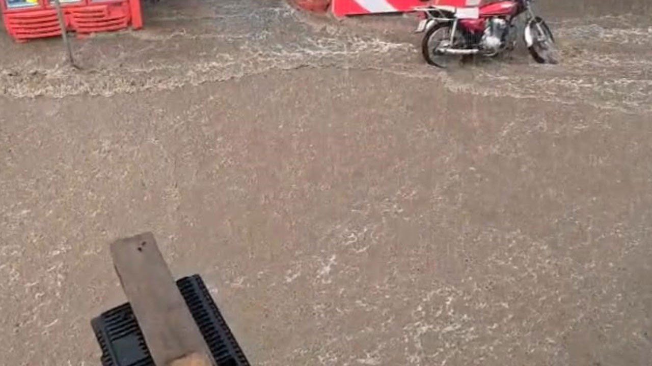 Diyarbakır sağanağa teslim oldu! Caddeler göle döndü