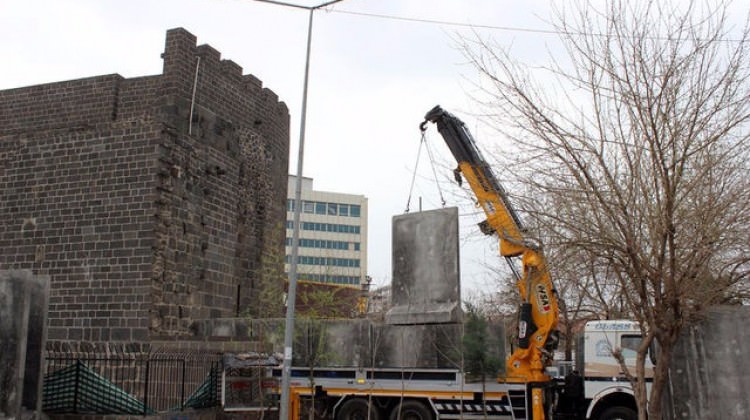 Diyarbakır Sur'a beton bloklar yerleştirildi