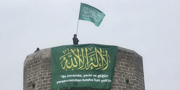 Diyarbakır surlarına asılan Tevhid bayrağı Oda TV'yi rahatsız etti!