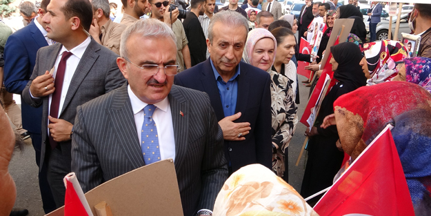 Diyarbakır Valisi'nden acılı annelere ziyaret: Sonuna kadar yanlarında durmaya devam edeceğiz
