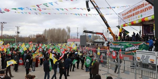Diyarbakır ve Van'da rezalet görüntüler! HDP'nin nevruz kutlamalarında PKK ve Öcalan paçavraları açıldı