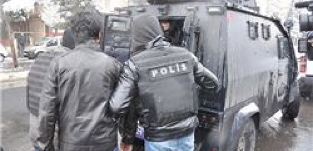 Diyarbakır'da 13 kişiye sözde 'öz yönetim' gözaltısı