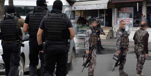 Diyarbakır'da 2 polis bıçaklandı