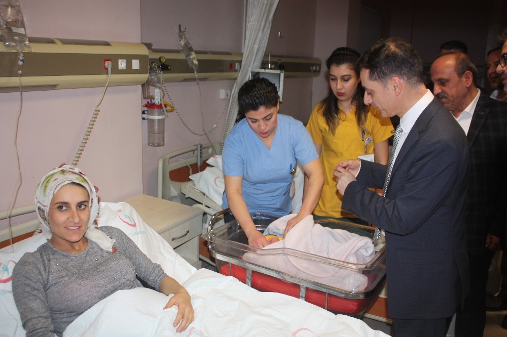 Diyarbakır’da 2020’nin ilk bebeği dünyaya geldi 