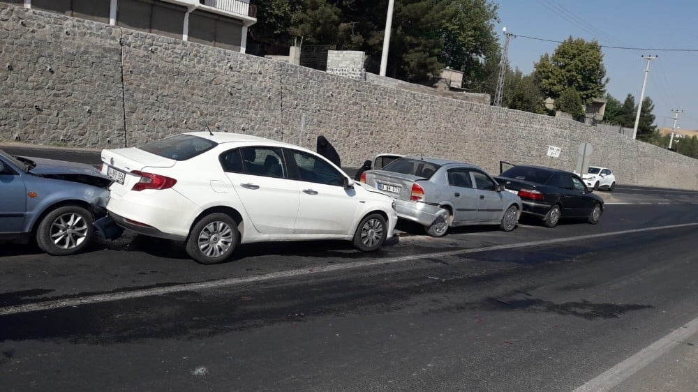 Diyarbakır’da 6 aracın kazaya karışmasına neden olan sürücü olay yerinden kaçtı 
