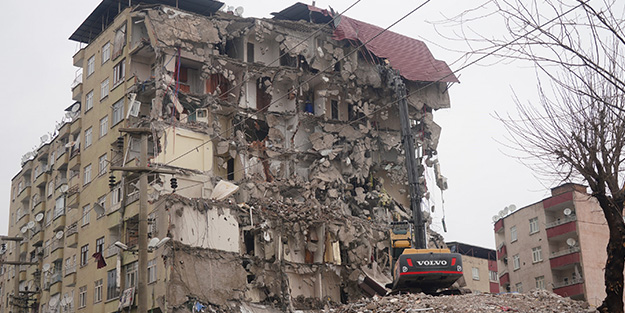 Diyarbakır'da acil yıkım kararı alınan yapılar bir bir yıkılıyor