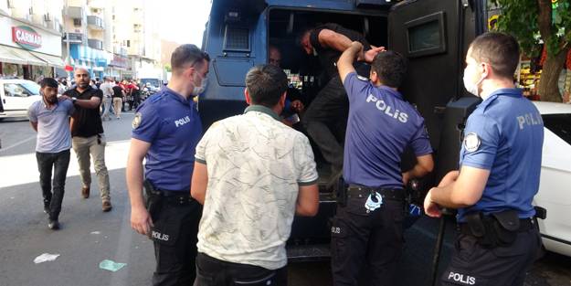 Adliye önü savaş alanına döndü! Yaralılar var