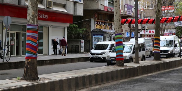 Diyarbakır'da ağaçlar kadınların el emeğiyle giydirildi