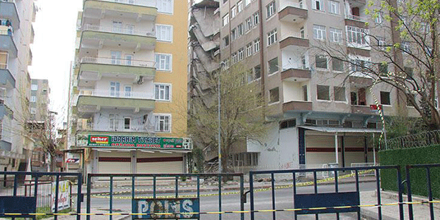 Diyarbakır’da ağır hasarlı bina çöktü! Çevresindeki bina ve okul tahliye edildi