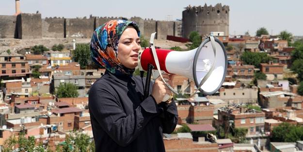 Diyarbakır'da AK Partili başkan sokak sokak gezerek aşı anonsu yapıyor