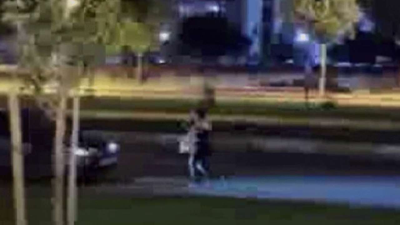 Diyarbakır'da akılalmaz olay: Kendini seyir halindeki araçların önüne attı!