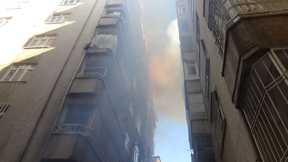Diyarbakır’da apartmanın çatısında çıkan yangın paniğe neden oldu 