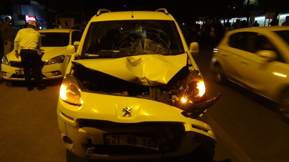 Diyarbakır’da aracın çarptığı kadın ağır yaralandı, sürücü şoka girdi 