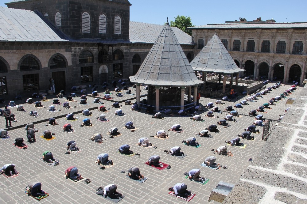Diyarbakır’da aylar sonra sosyal mesafeli cuma namazı 