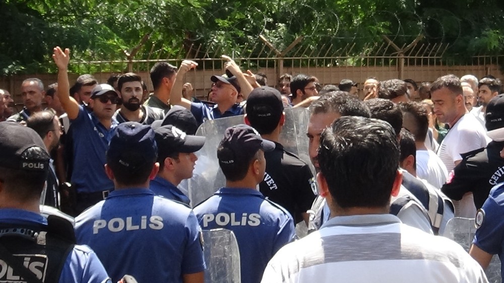 Diyarbakır’da belediye önünde toplanan gruba müdahale 
