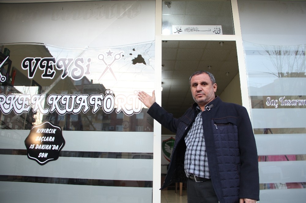Diyarbakır’da berber dükkanına silahlı saldırı, iş yeri sahibi dışarı çıkamıyor 